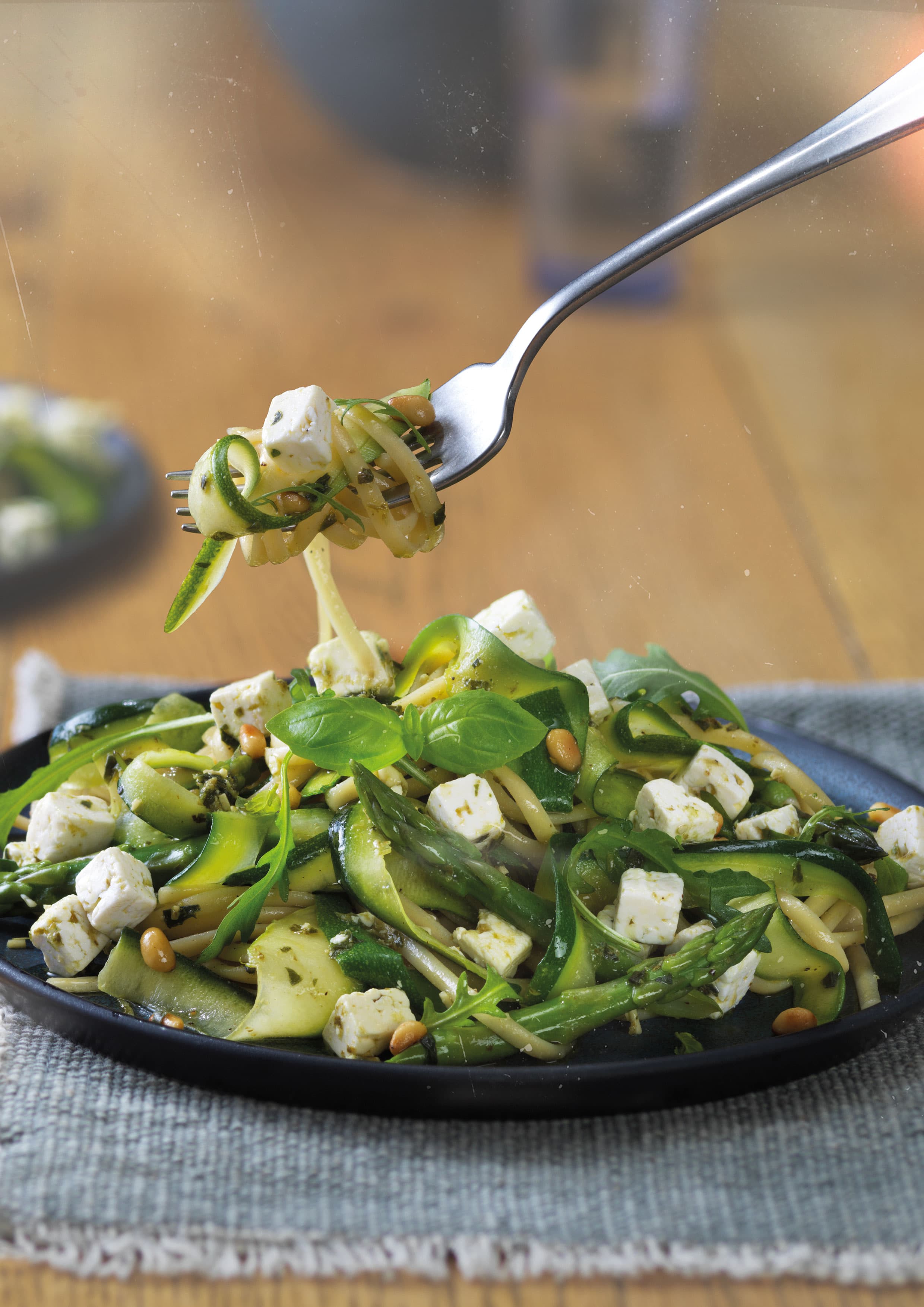Green Pesto Linguine with Courgetti Apetina