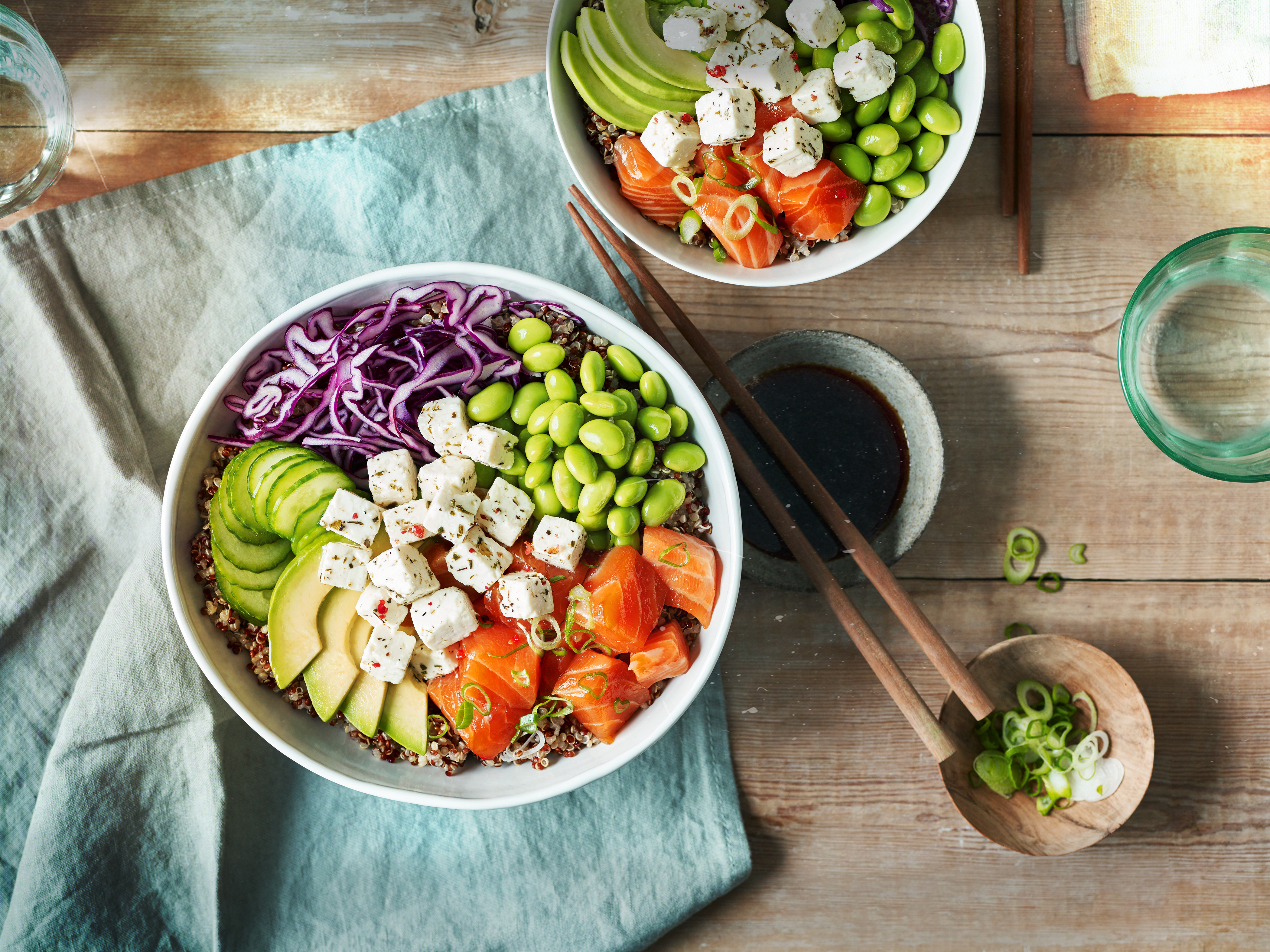 Poké bowl met zalm, quinoa en Apetinablokjes Apetina