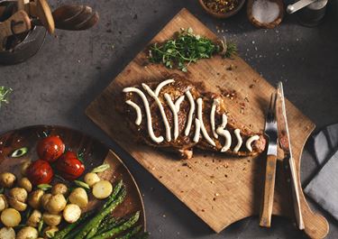 Zebrastreifen-Steak mit Arla Buko® Karamellisierte Zwiebel