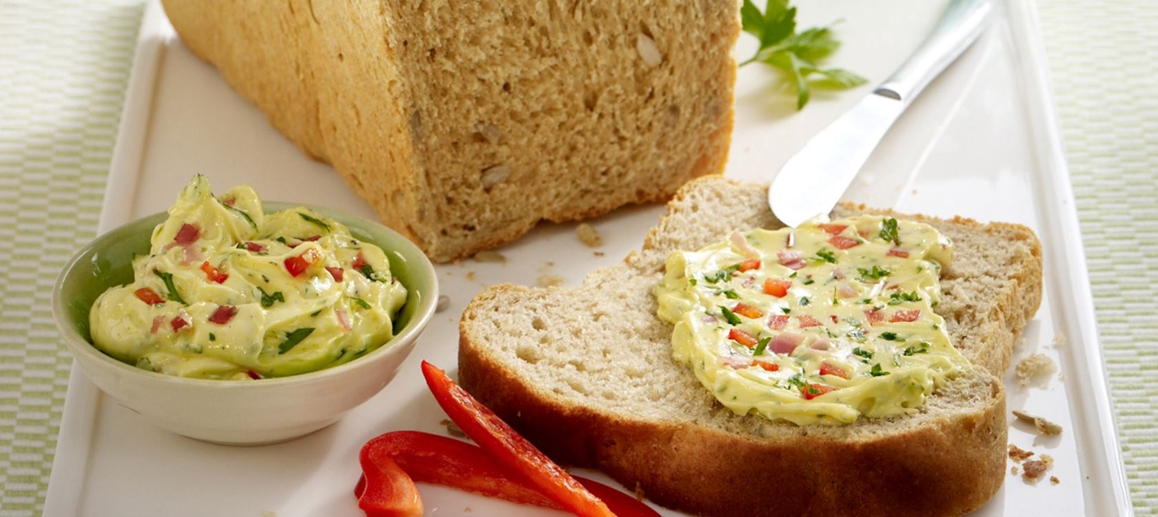 Geflochtenes Kastenbrot mit Schinken-Paprika-Aufstrich