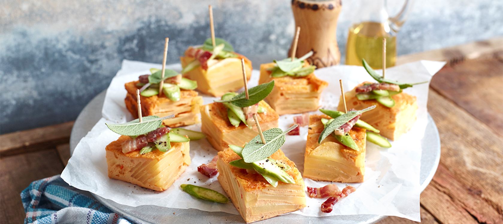 Kartoffelkuchen mit Speck, Salbei und grünem Spargel