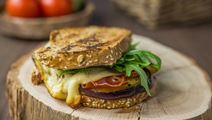 Grilled Cheese Sandwich mit Aubergine und Feigensenf 