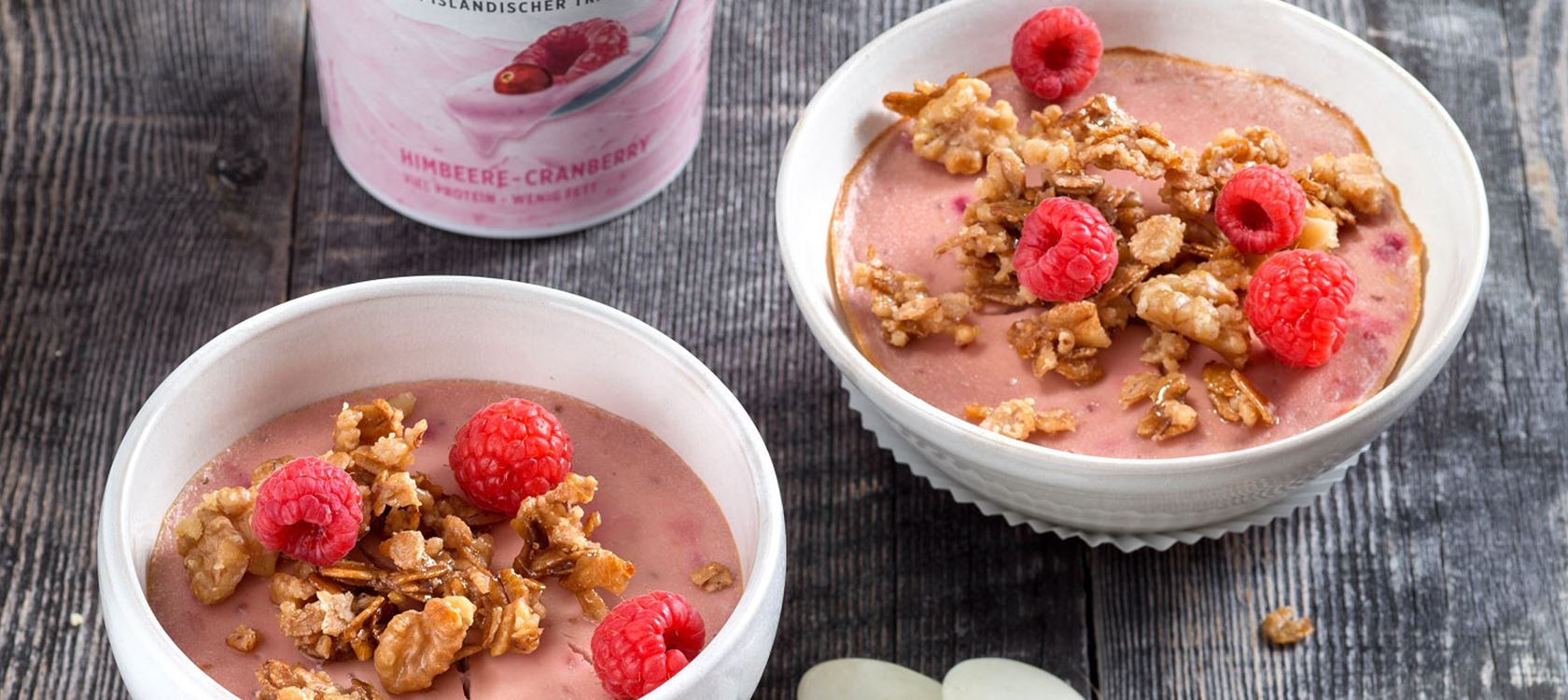 Warmes Himbeere-Cranberry Skyr Törtchen mit Walnuss-Dinkel-Crunch