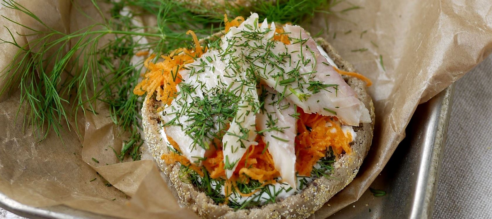Vollkorn-Toasties mit Meerrettich-Skyr und Forellenfilets