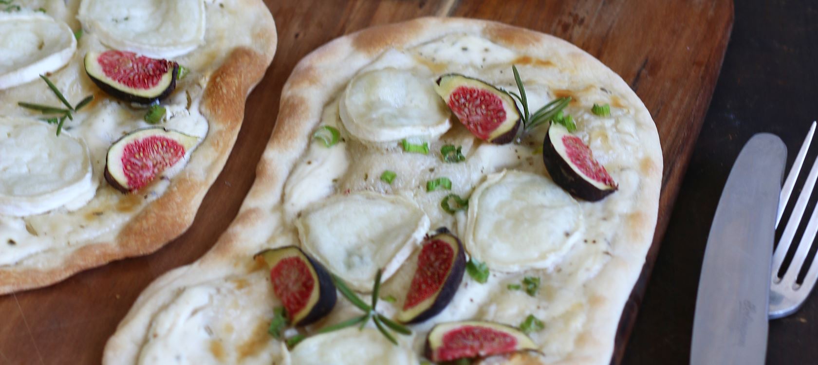 Flammkuchen mit Ziegenkäse und Feigen
