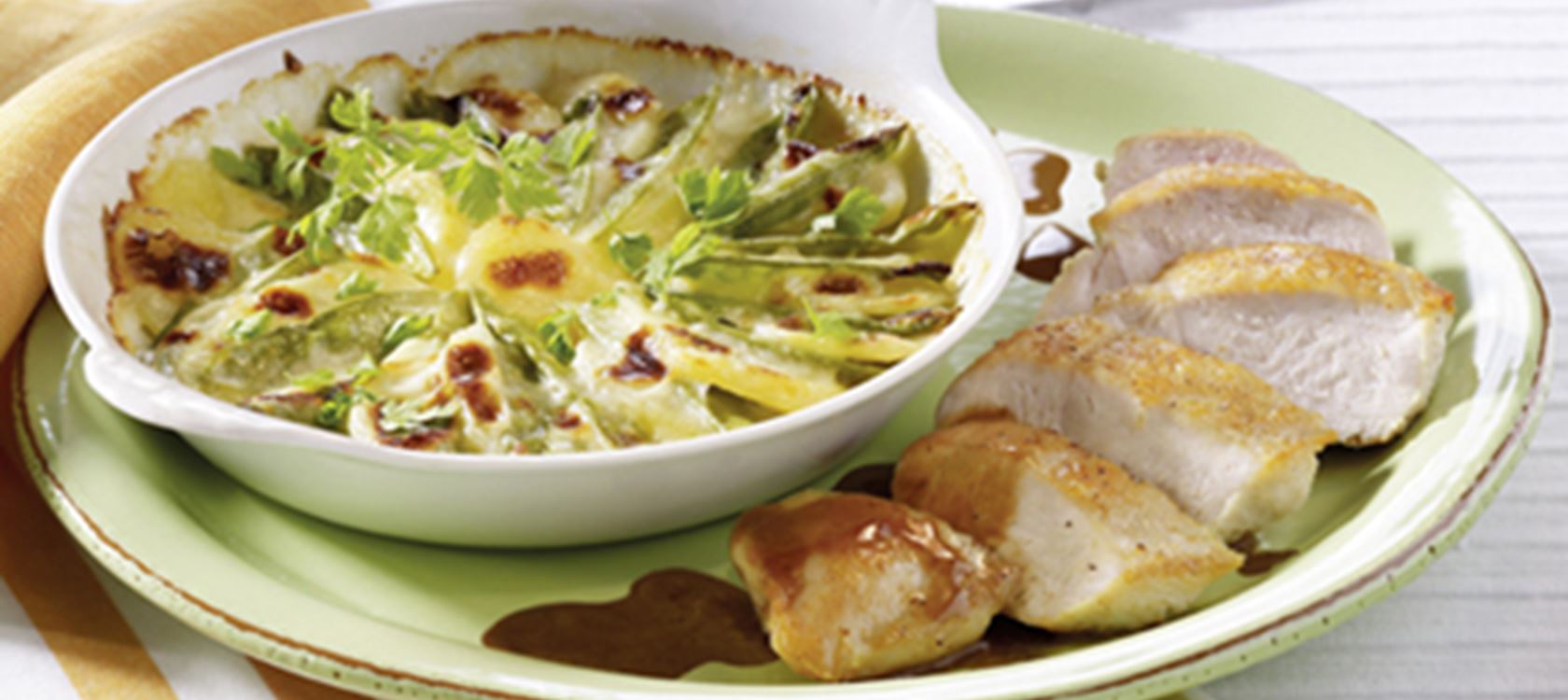 Kartoffel-Zuckerschoten-Gratin mit Käsesoße