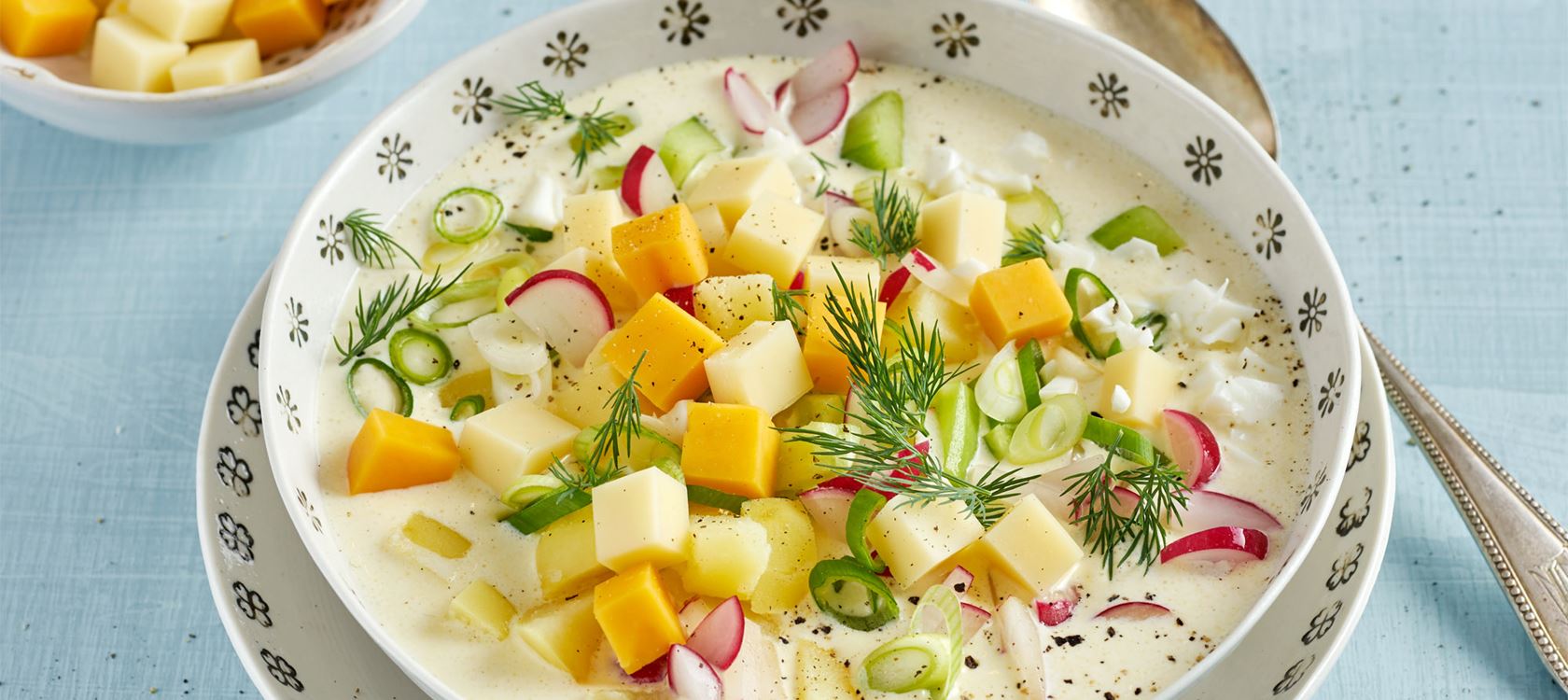 Kalte Oroschka-Suppe mit Finello Salatwürfeln