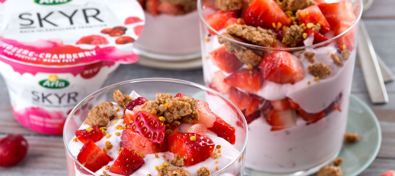 Arla® Skyr-Beeren-Trifle mit Vollkornstreuseln und Blütenpollen