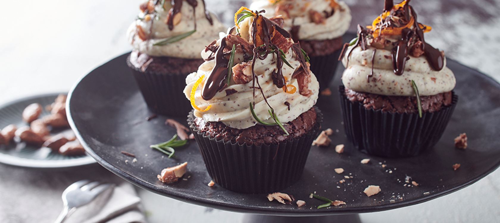 Winterlicher Schokoladen-Cupcake mit "Arla Buko der Sahnige"- Topping