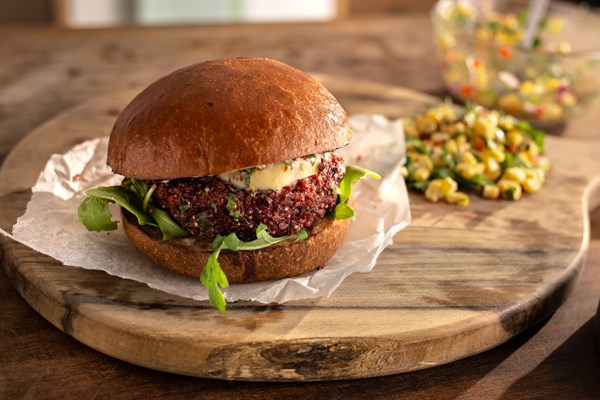 Burger aus Roter Bete, Quinoa und schwarzen Bohnen mit Chipotle-Butter ...