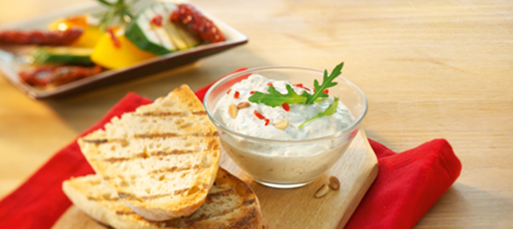 Rucola-Chili-Dip mit getrockneten Tomaten und Baguette