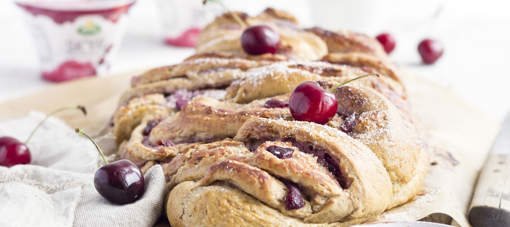 Hefezopf mit Arla® Skyr Nordische Kirsche