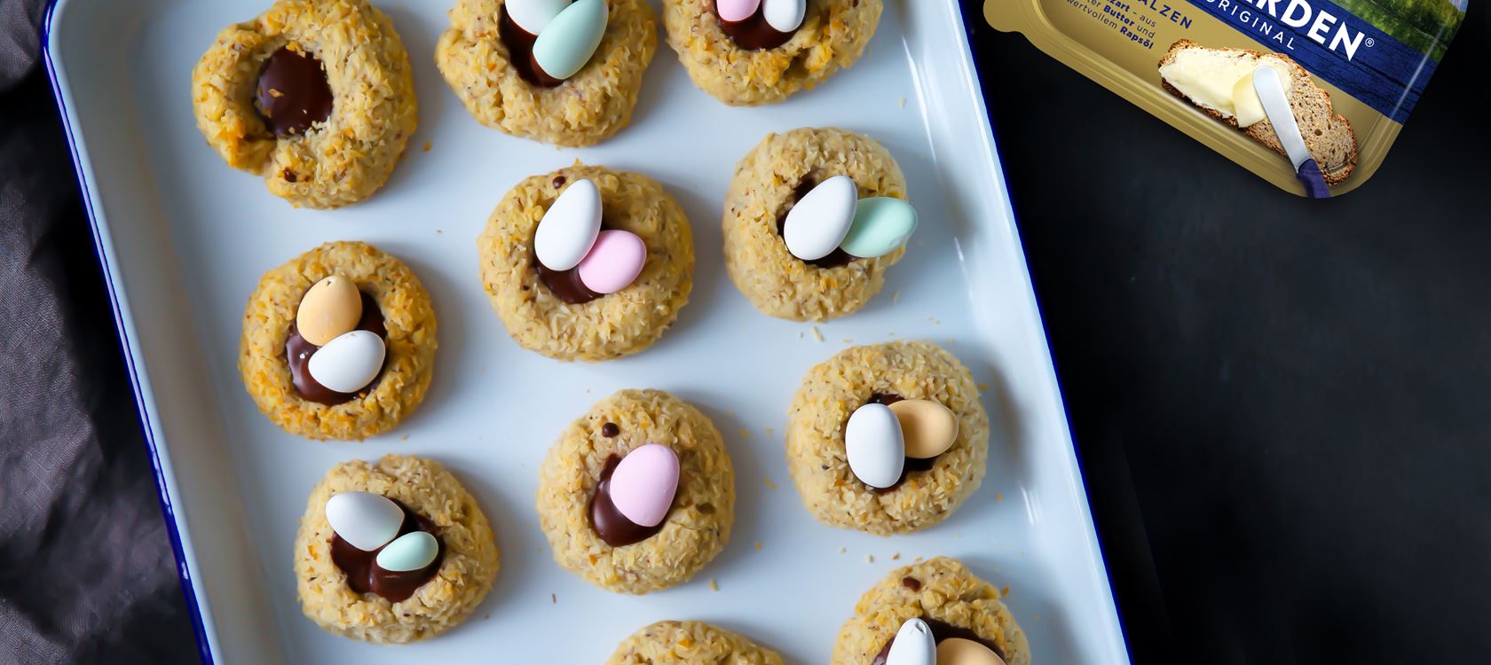 Haselnuss-Kokos-Oster-Cookies mit Schokoladenfüllung