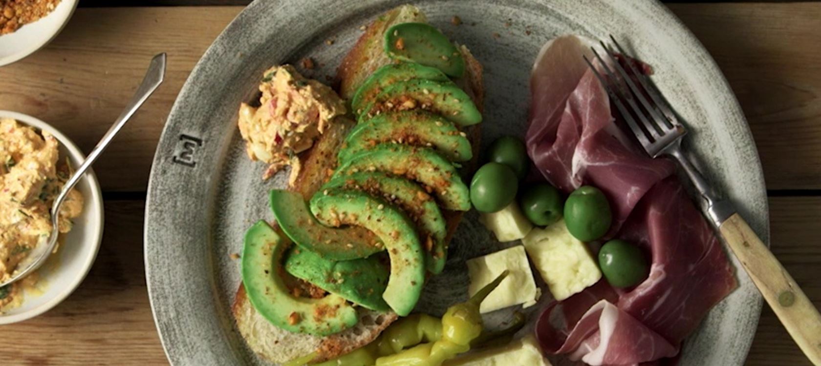 Focaccia mit Castello® Cheddar, Avocado und Schinken