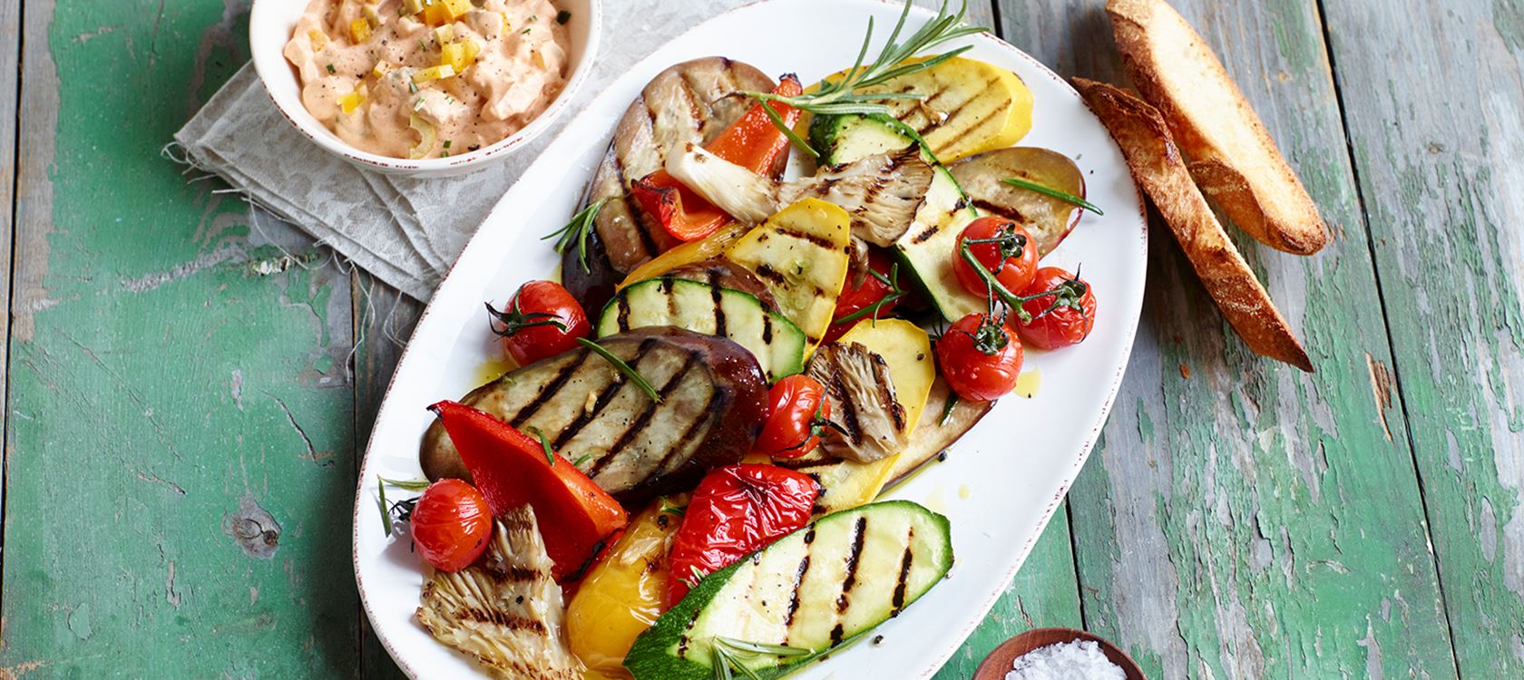 Antipasti vom Grill mit cremigem Frischkäse-Oliven-Dip