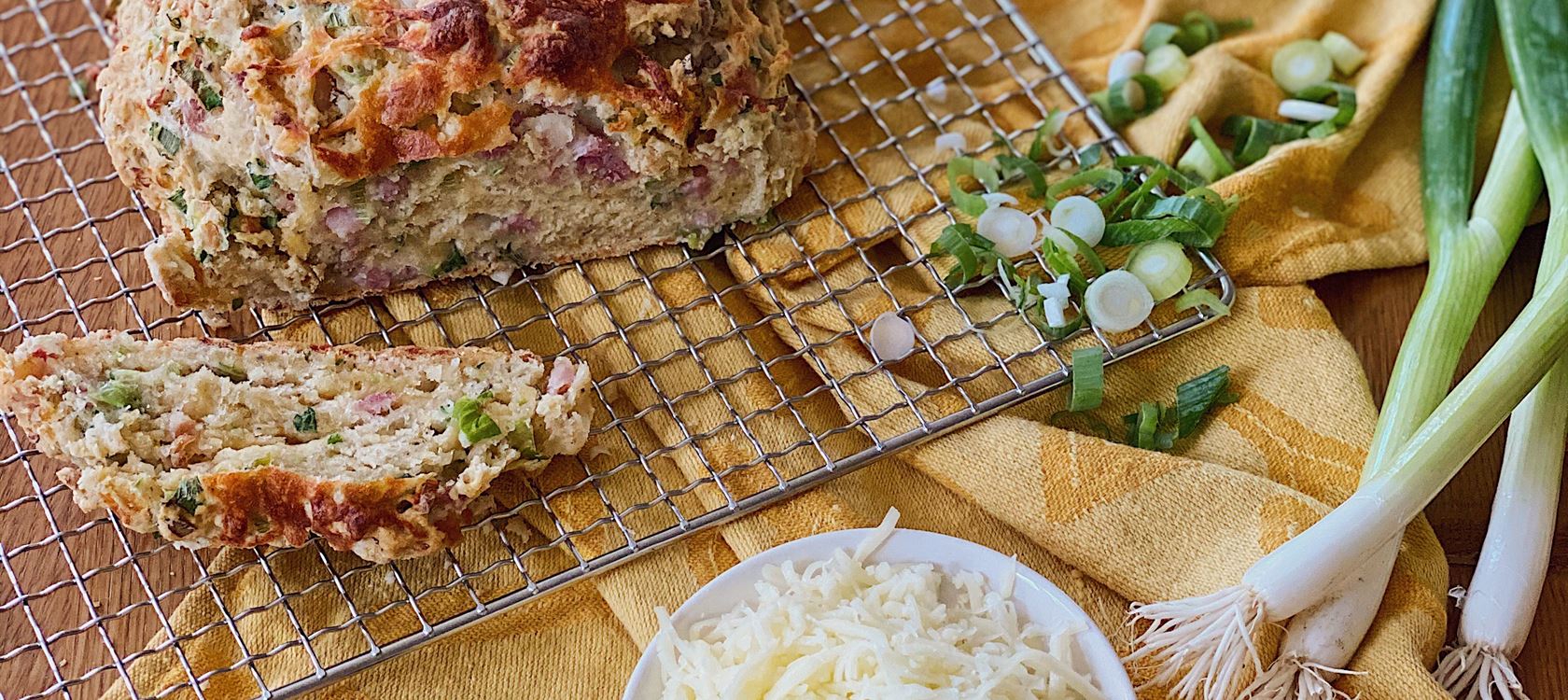 PARTYBROT MIT KÄSE UND SPECK & FRÜHLINGSZWIEBELN von Fashionkitchen