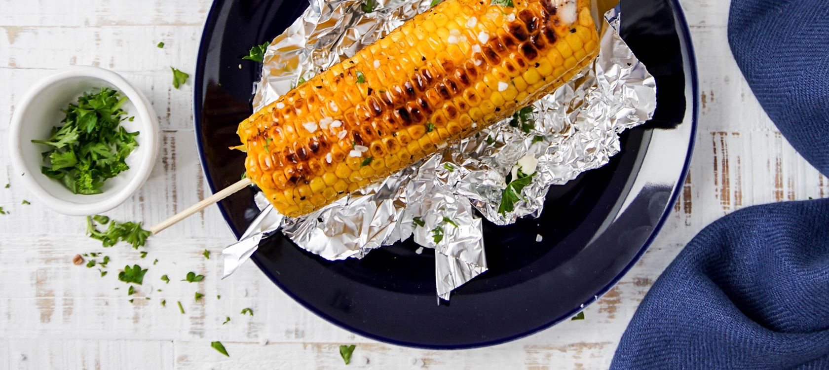 Gegrillter Maiskolben mit knusprigem Kräuterbrot