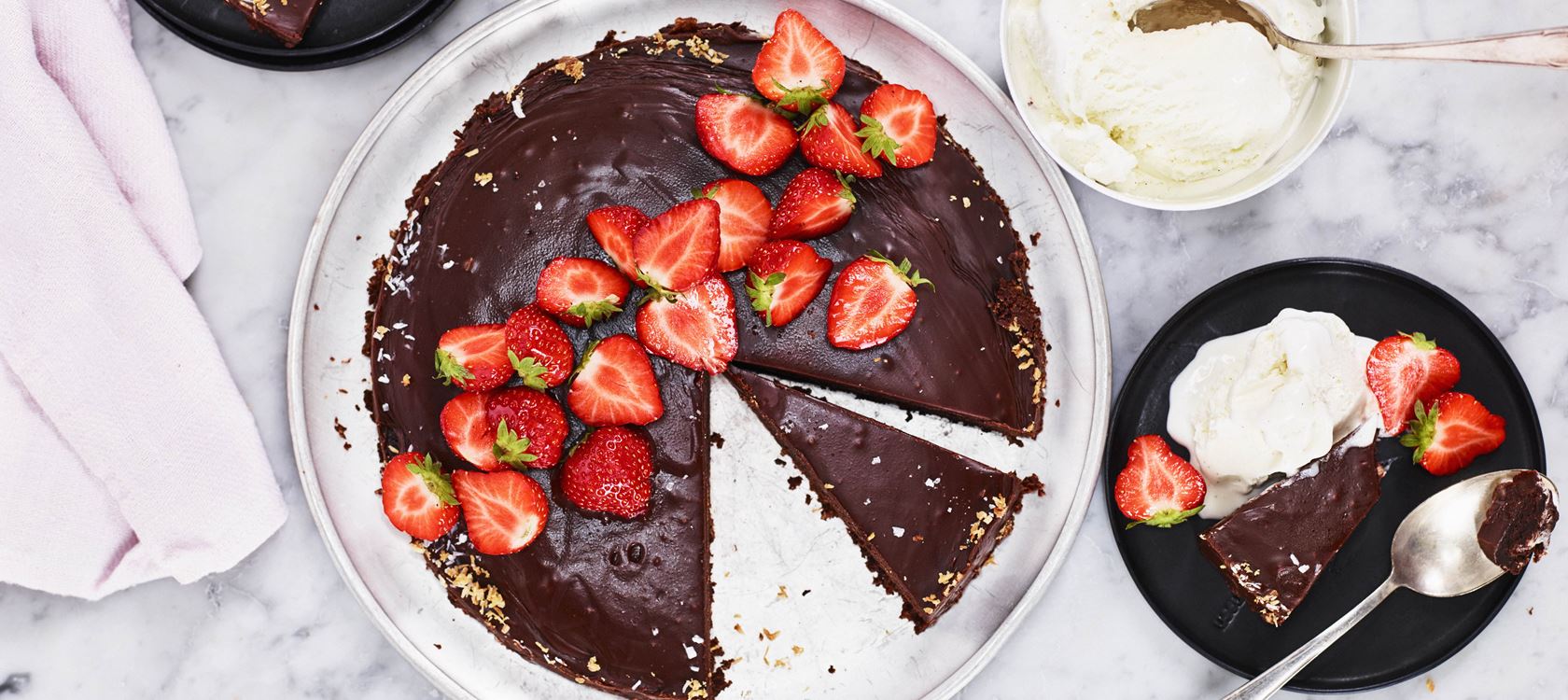 Schwedischer Schokoladenkuchen mit Kaffee und Ganache
