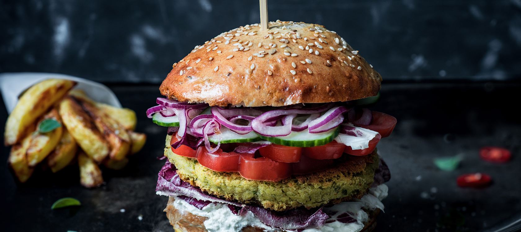 Falafel Burger mit schnellem Zwiebelpickle