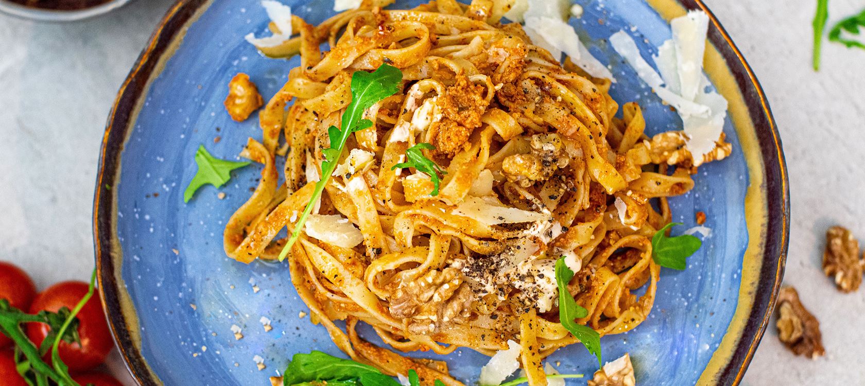 Tagliatelle mit würzigem Tomaten-Pesto und Arla Buko® Frische Dip Kirschtomate-Chili