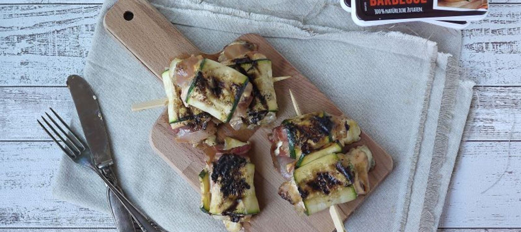 Zucchiniröllchen mit Arla Buko® Tapas und Speck