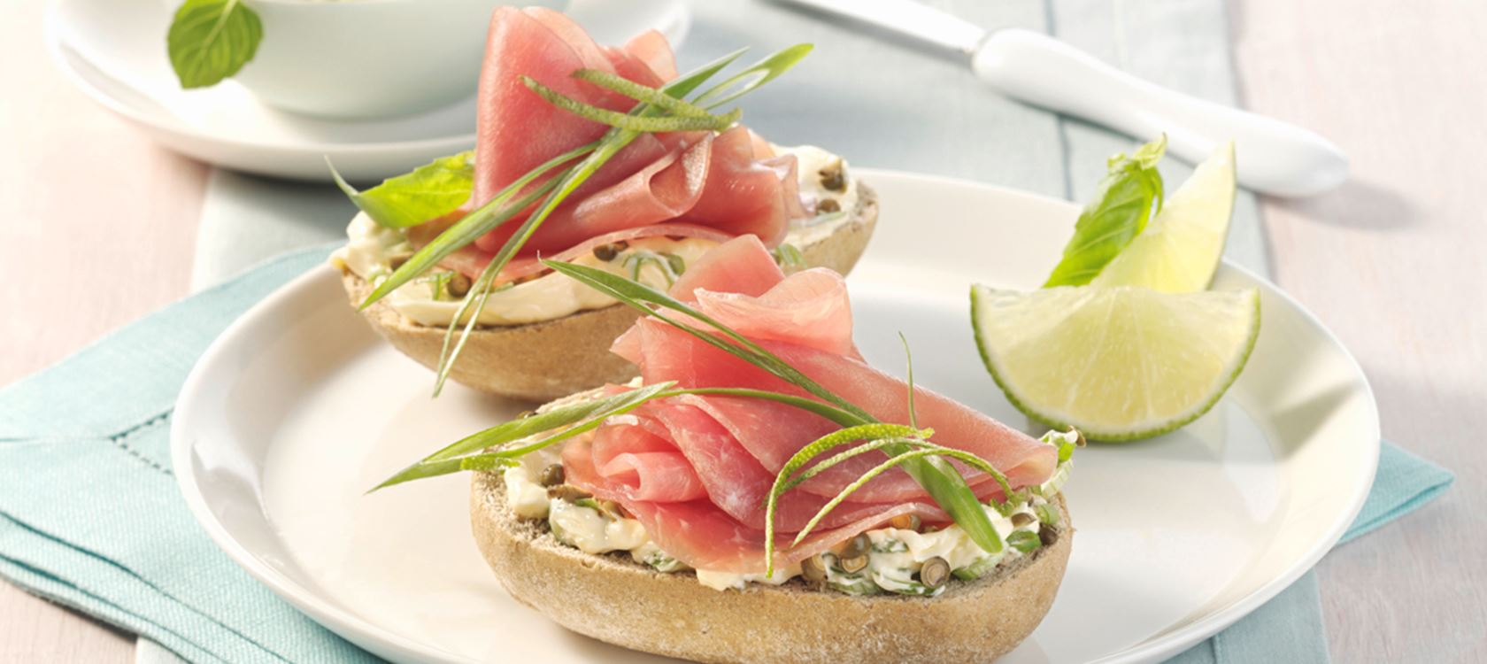 Belegtes Brötchen mit Pfeffer-Limetten-Aufstrich