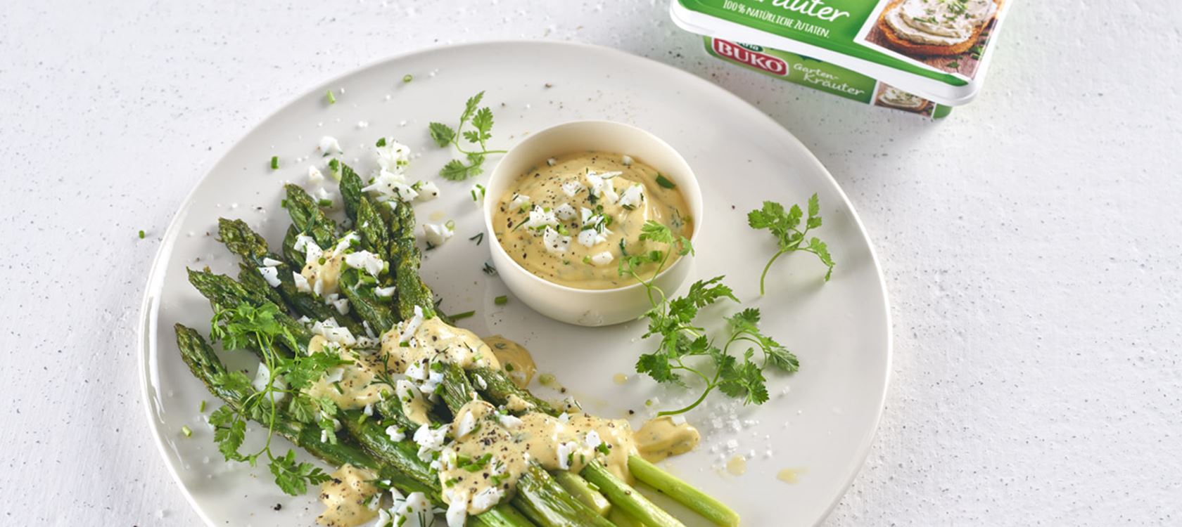 Gebratener Grüner Spargel mit Gartenkräuter-Ei-Dressing