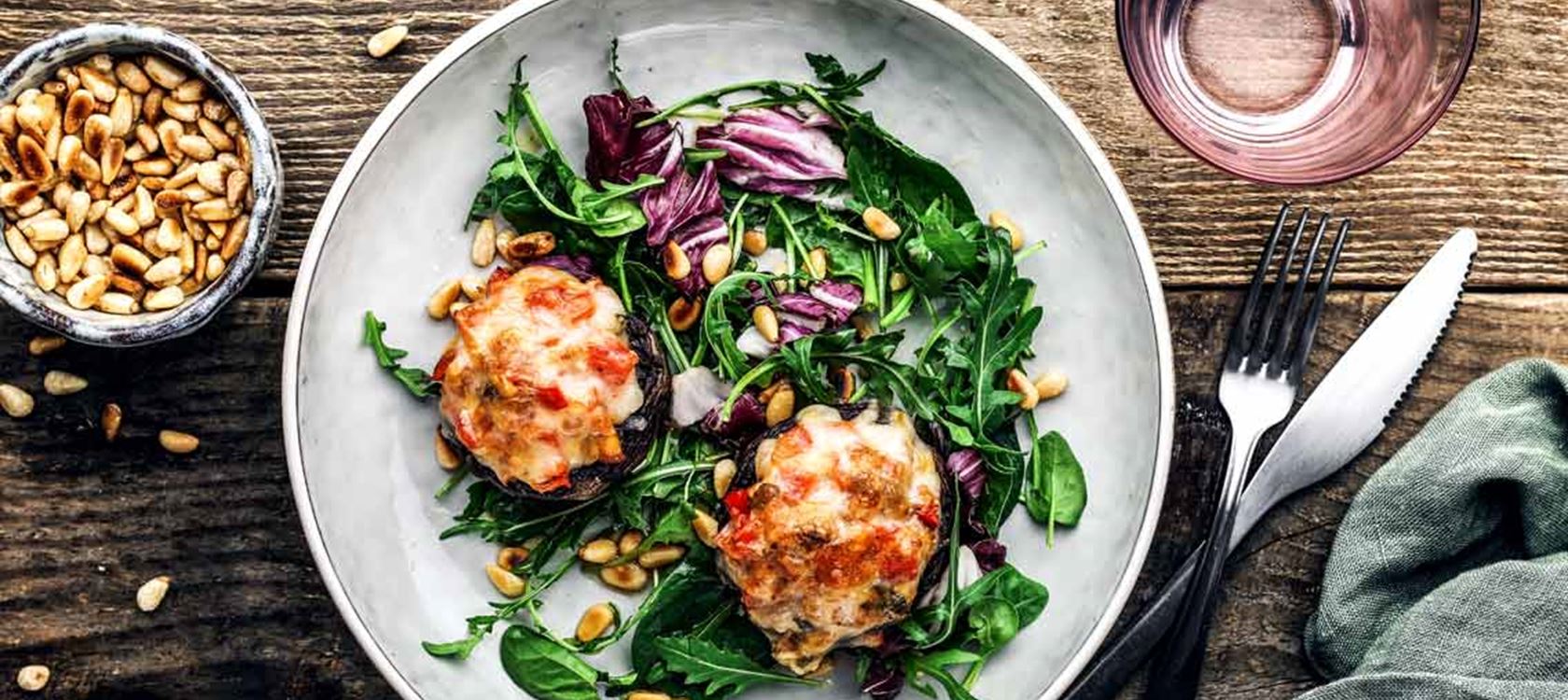 Überbackene Pilze auf Salat