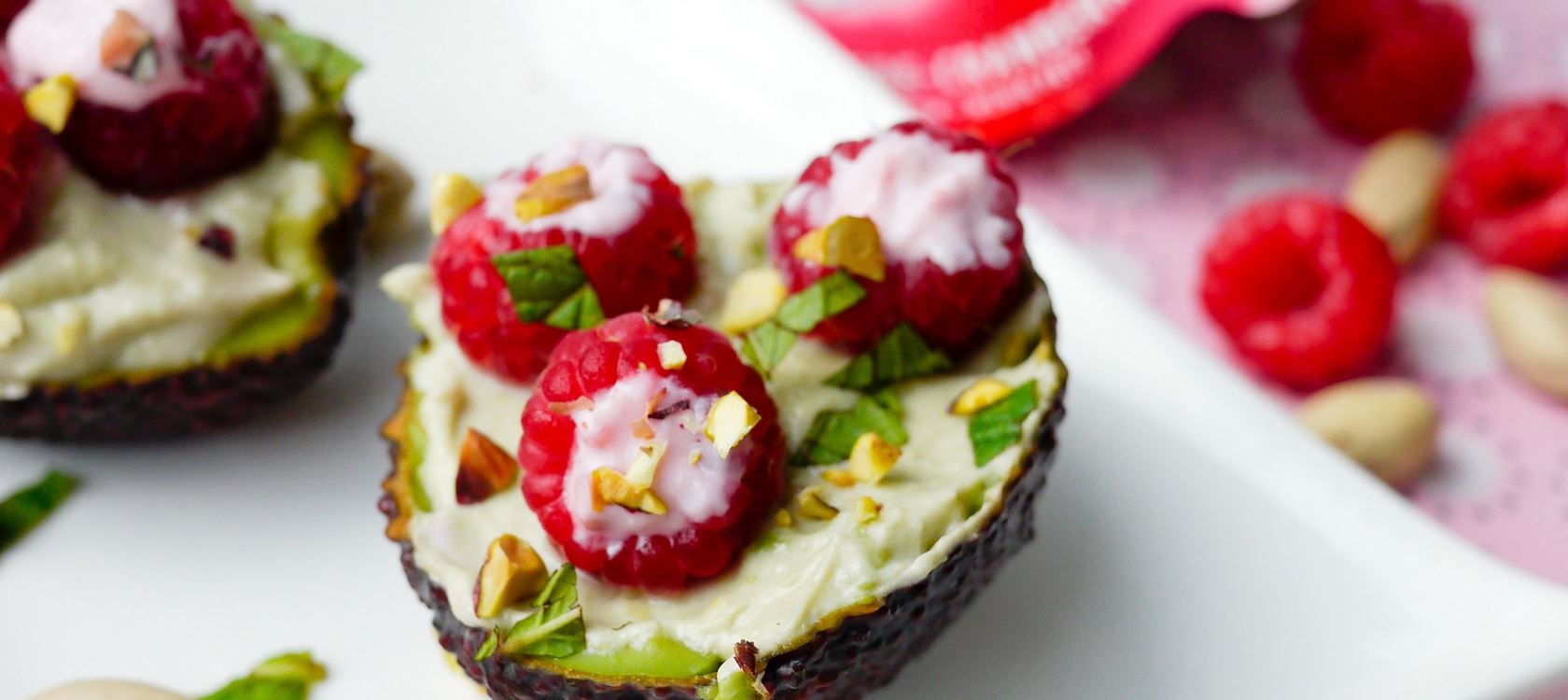 Gefüllte Avocado mit Arla® Skyr Himbeere-Cranberry und Pistazie