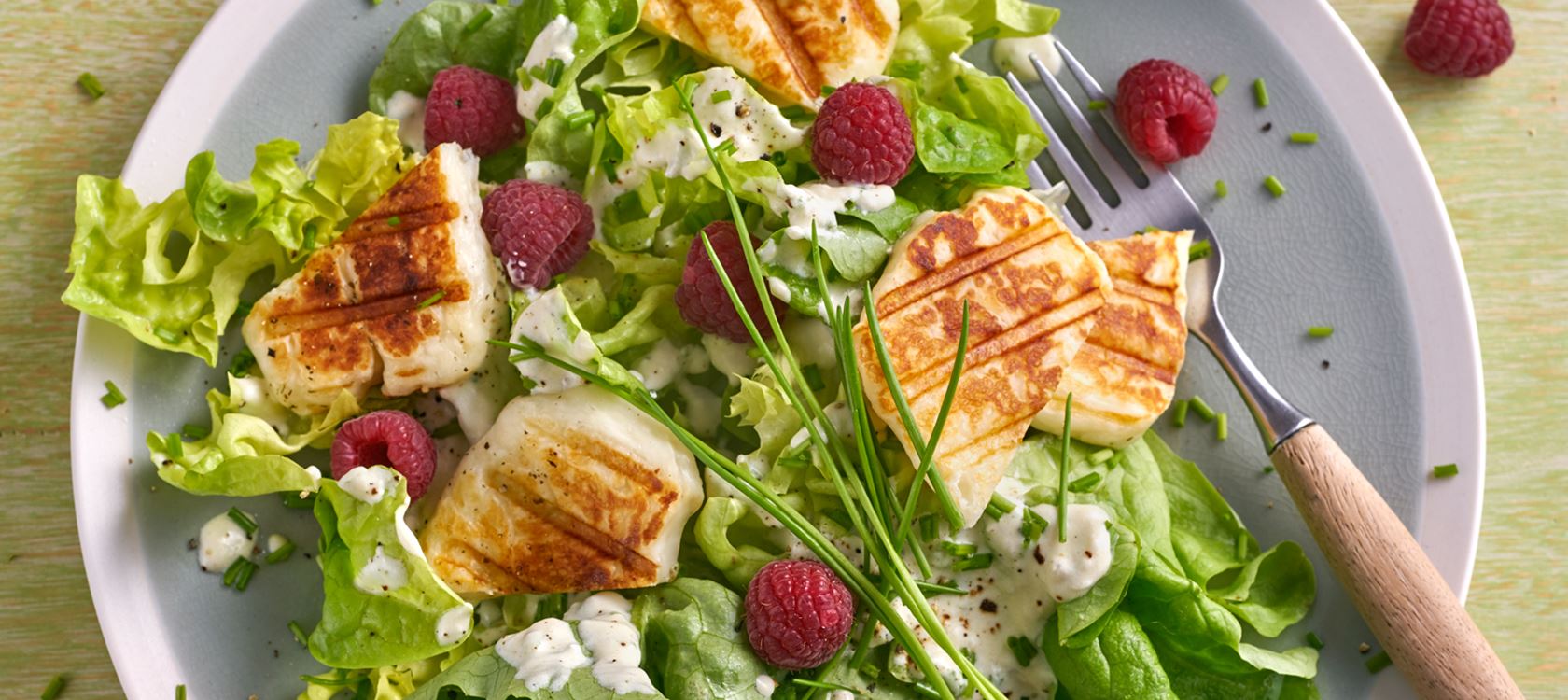 Grüner Salat mit scharfem Arla Buko® Jalapeño Salatdressing