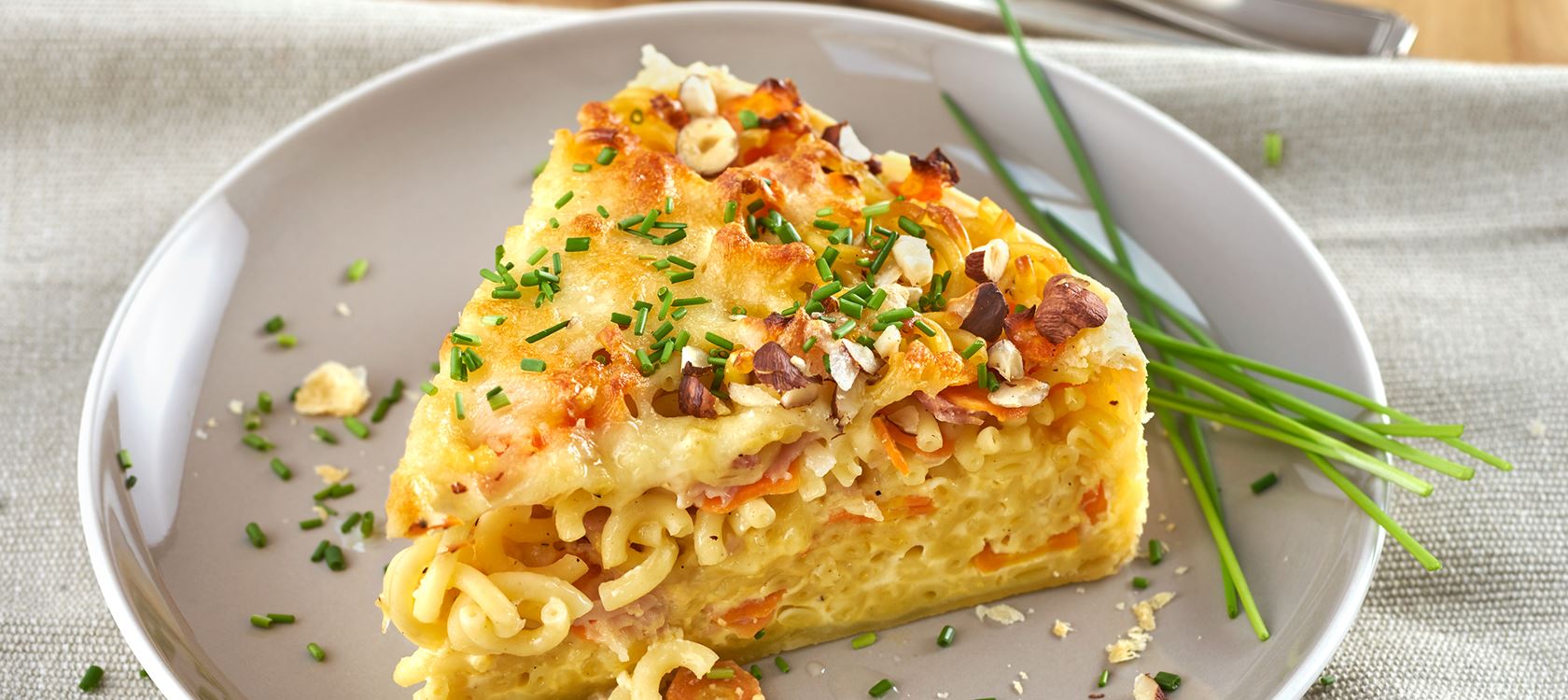 Gabelspaghetti Quiche mit Möhren und Haselnüssen