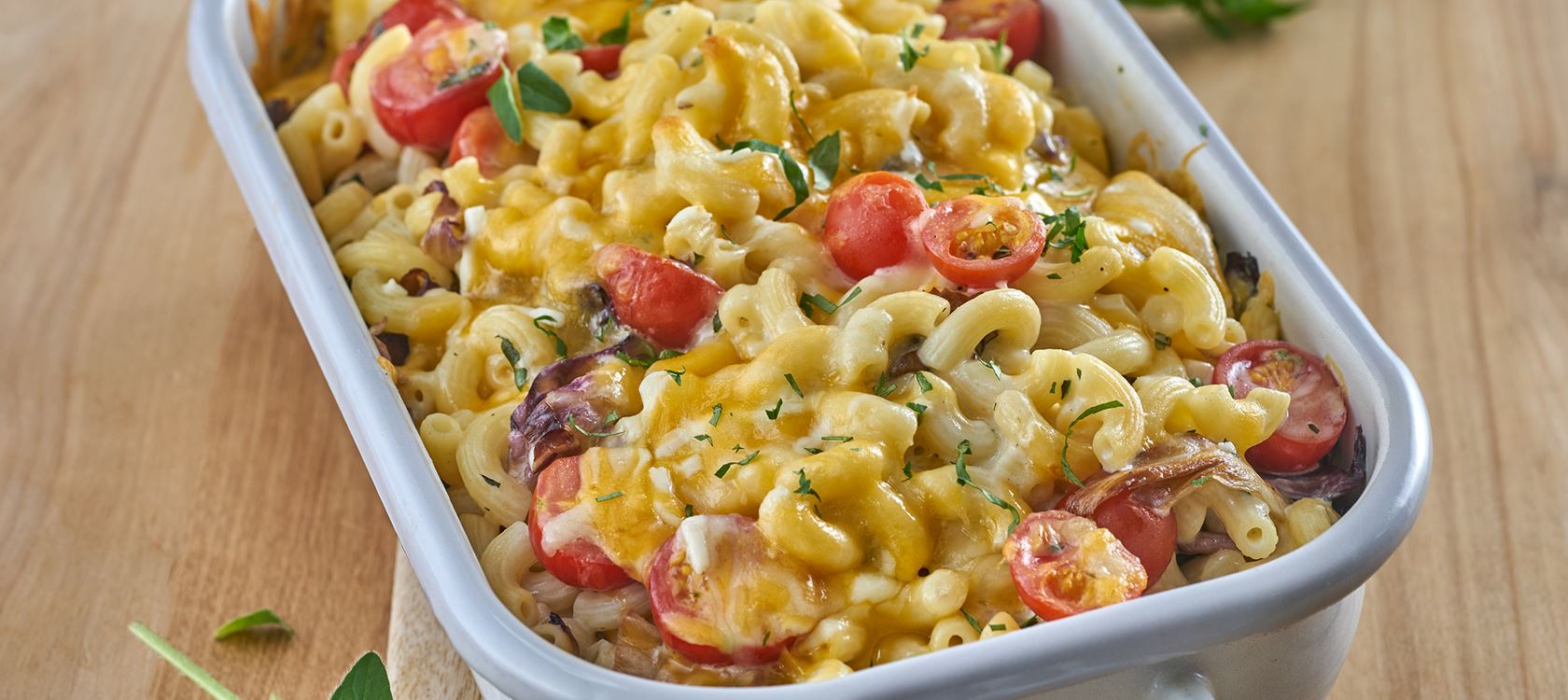 Mac and Cheese aus dem Ofen mit Kirschtomaten und Radicchio