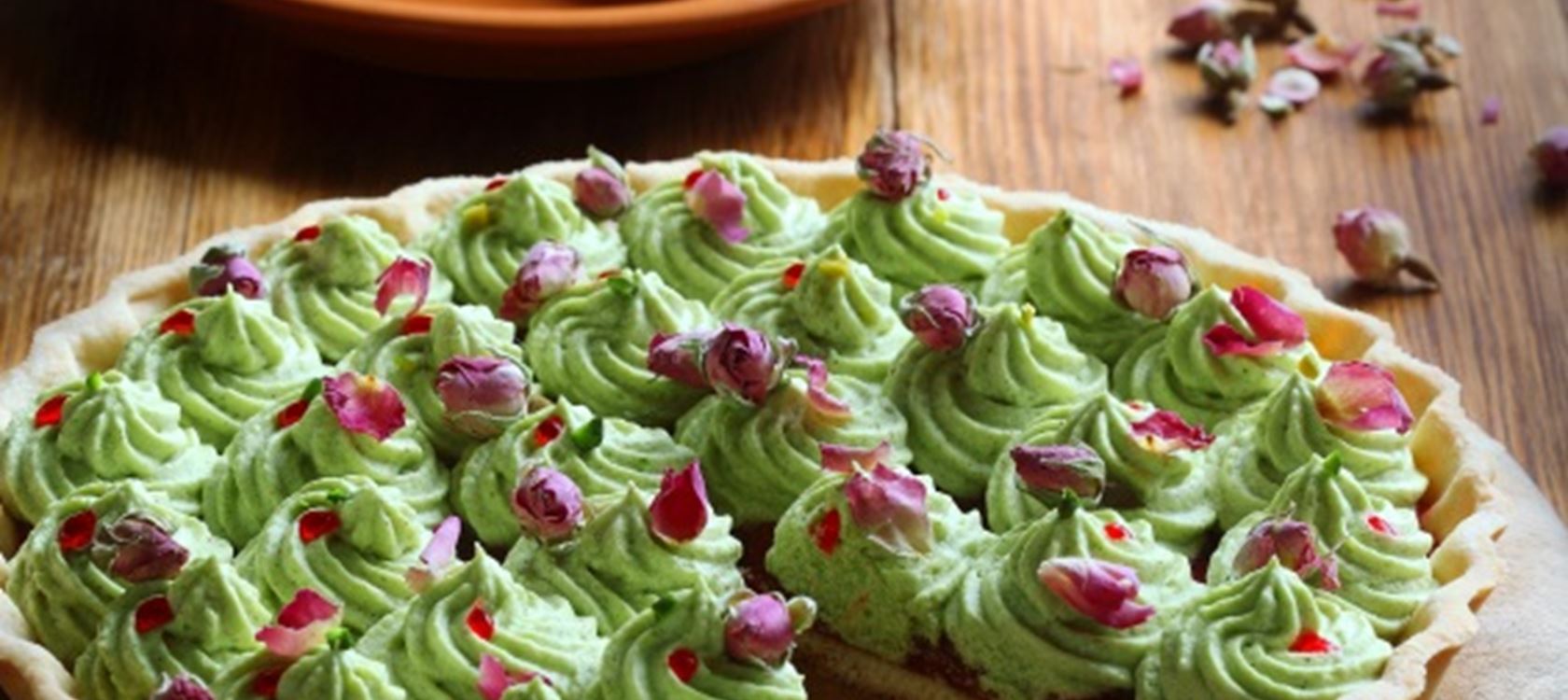 Erdbeerrosenkuchen mit Pistaziencreme