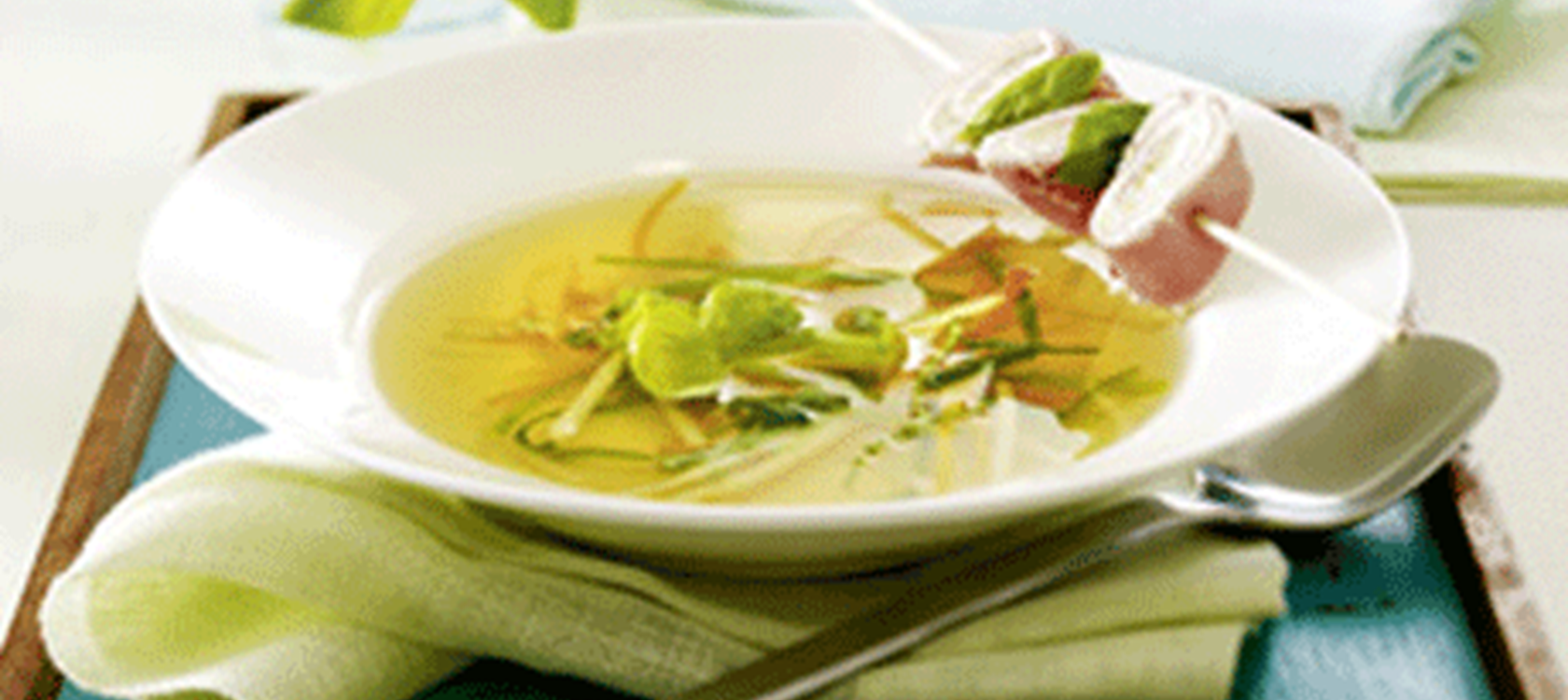 Klare Suppe mit Kräuter-Röllchen