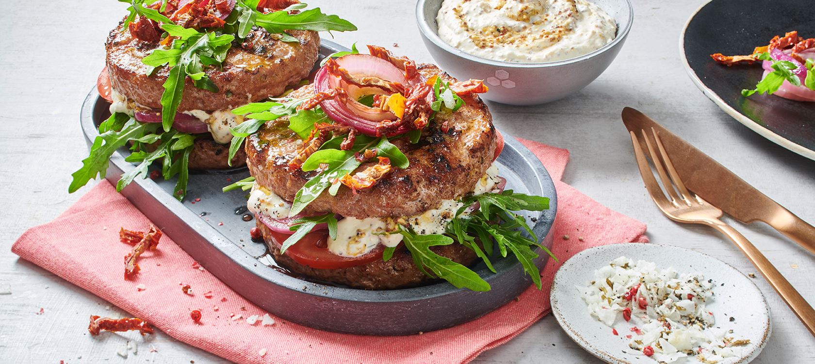 Double Burger mit „Arla Buko® des Jahres gerösteter Knoblauch mit Thymian“