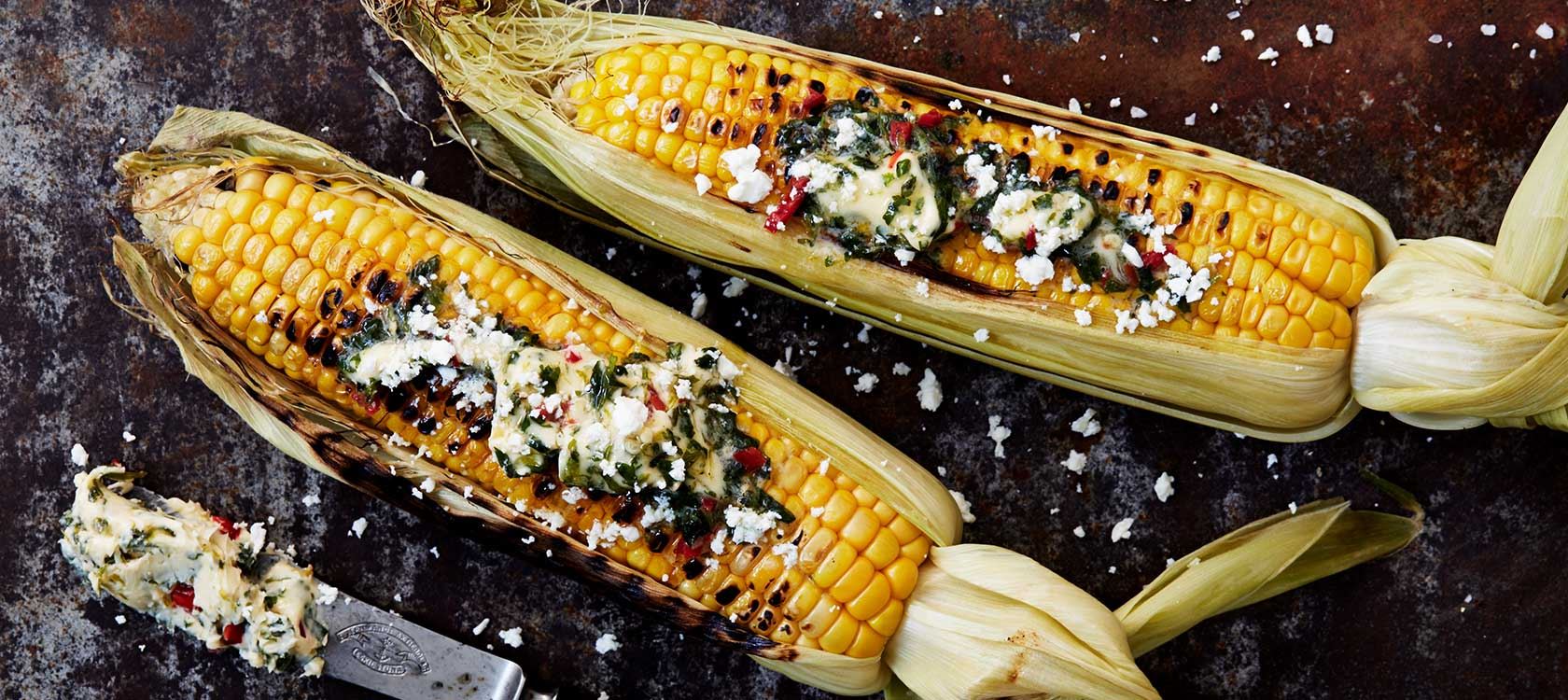 Gegrillter Mais mit Chilibutter und Feta