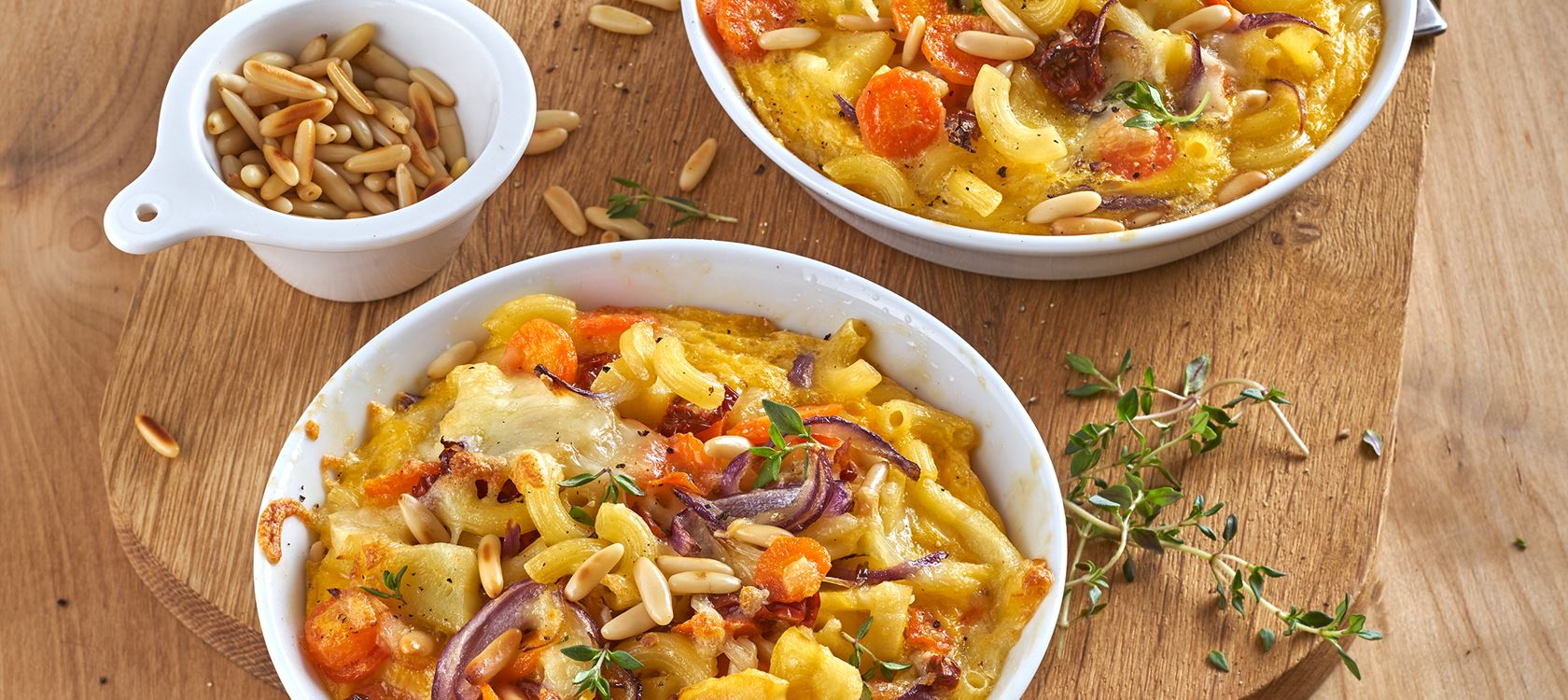 Nudelfrittata mit Wurzelgemüse, getrockneten Tomaten und Pinienkernen