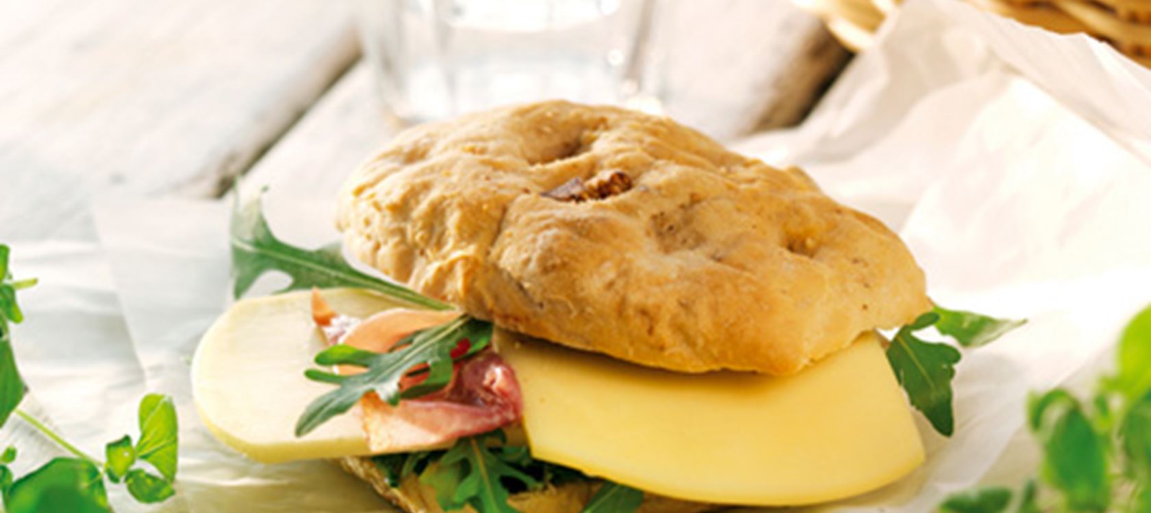 Walnussbrötchen mit sonnengetrockneten Tomaten