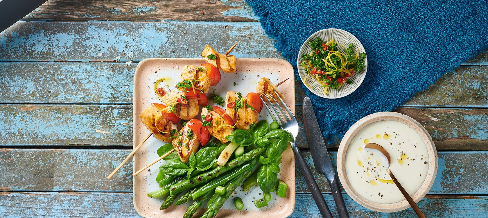 Würzige Geflügelspieße mit „Arla Buko® des Jahres gerösteter Knoblauch mit Thymian“
