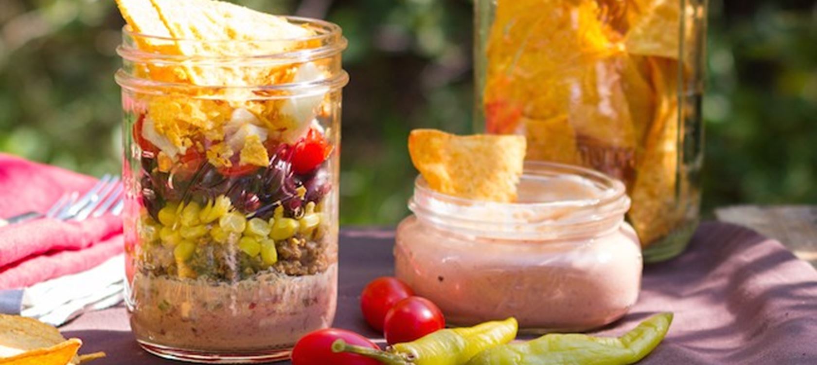Mexikanischer Nacho-Salat im Glas