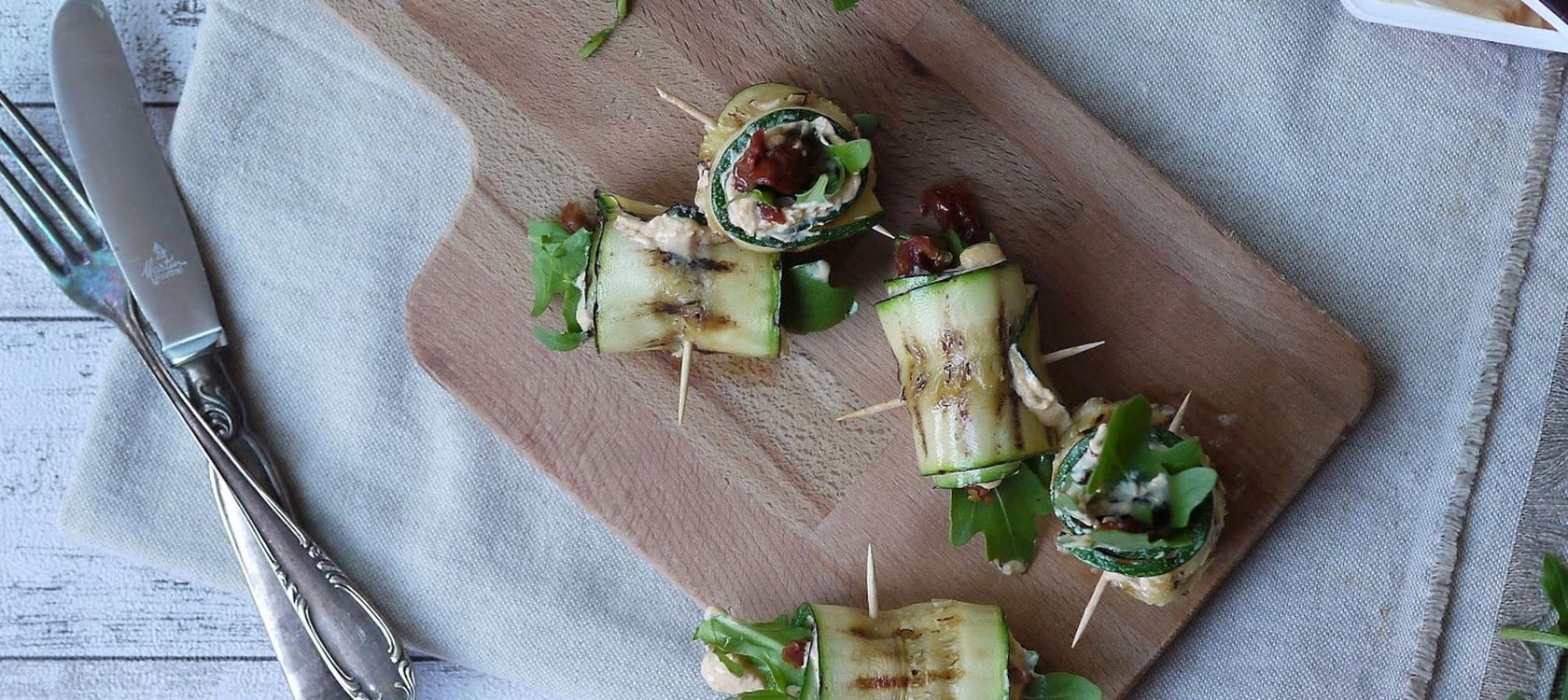 Vegetarische Zucchiniröllchen mit Arla Buko® Tapas
