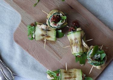 Vegetarische Zucchiniröllchen mit Arla Buko® Tapas