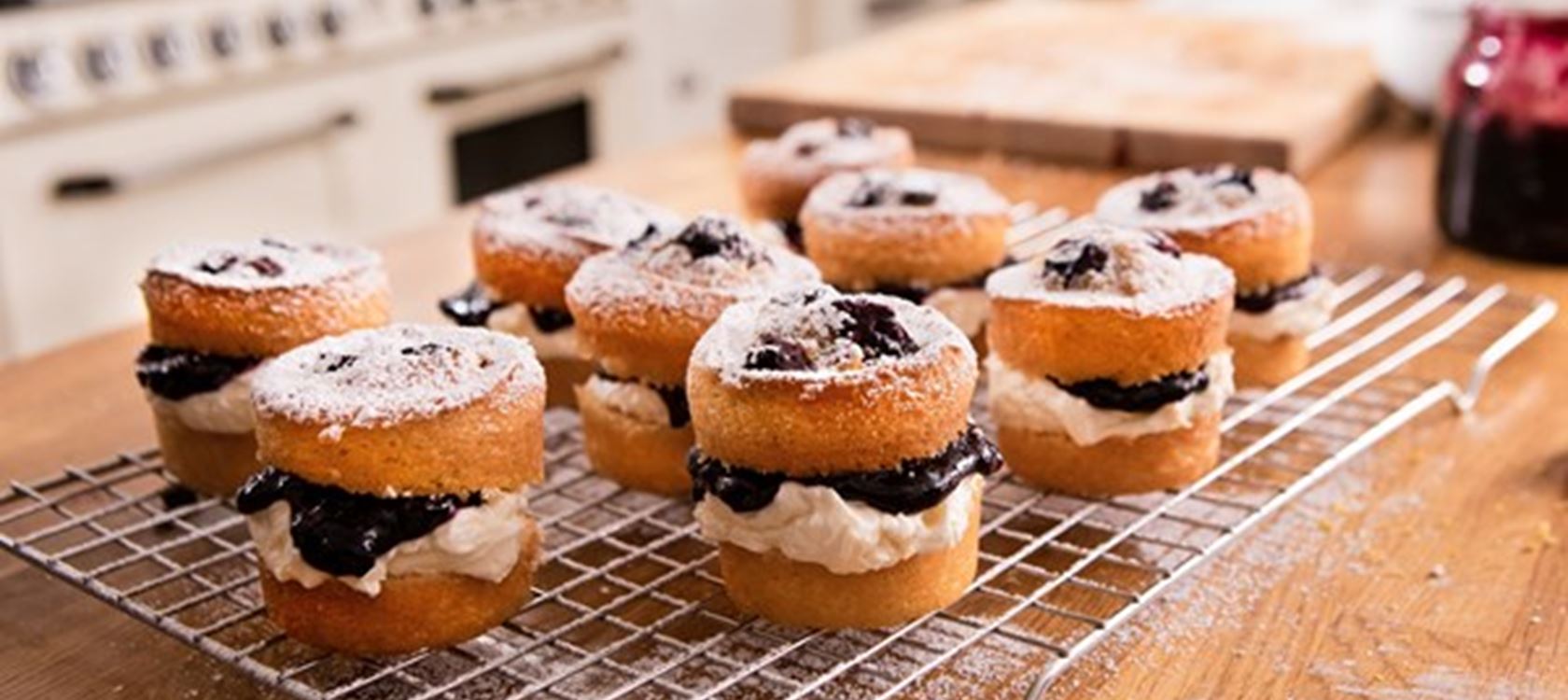Mini Victoria Sponge Cakes mit Zitrone und Blaubeeren