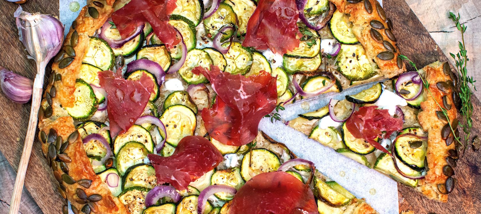 Zucchini-Galette mit Bresaola und Arla Buko® Frische Dip Wiesenkräuter