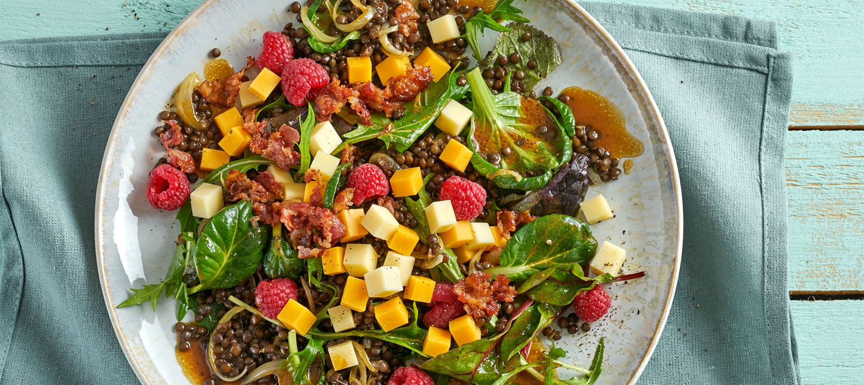 Linsensalat mit Himbeeren, Speck und Finello Salatwürfeln