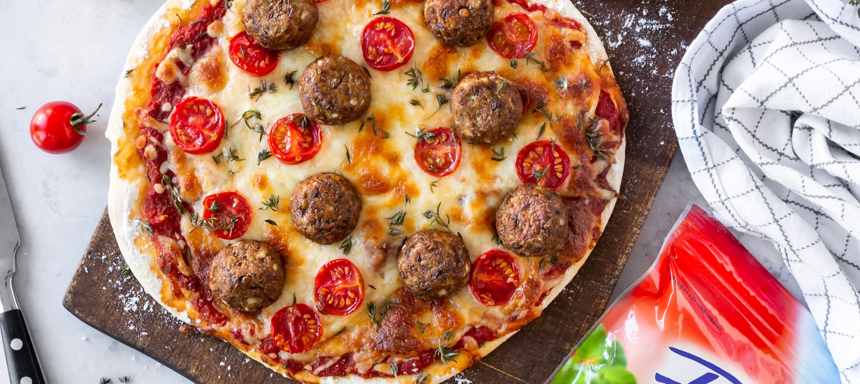 VEGETARISCHE MEATBALLPIZZA MIT VEGANEN HACKBÄLLCHEN von Nicest Things