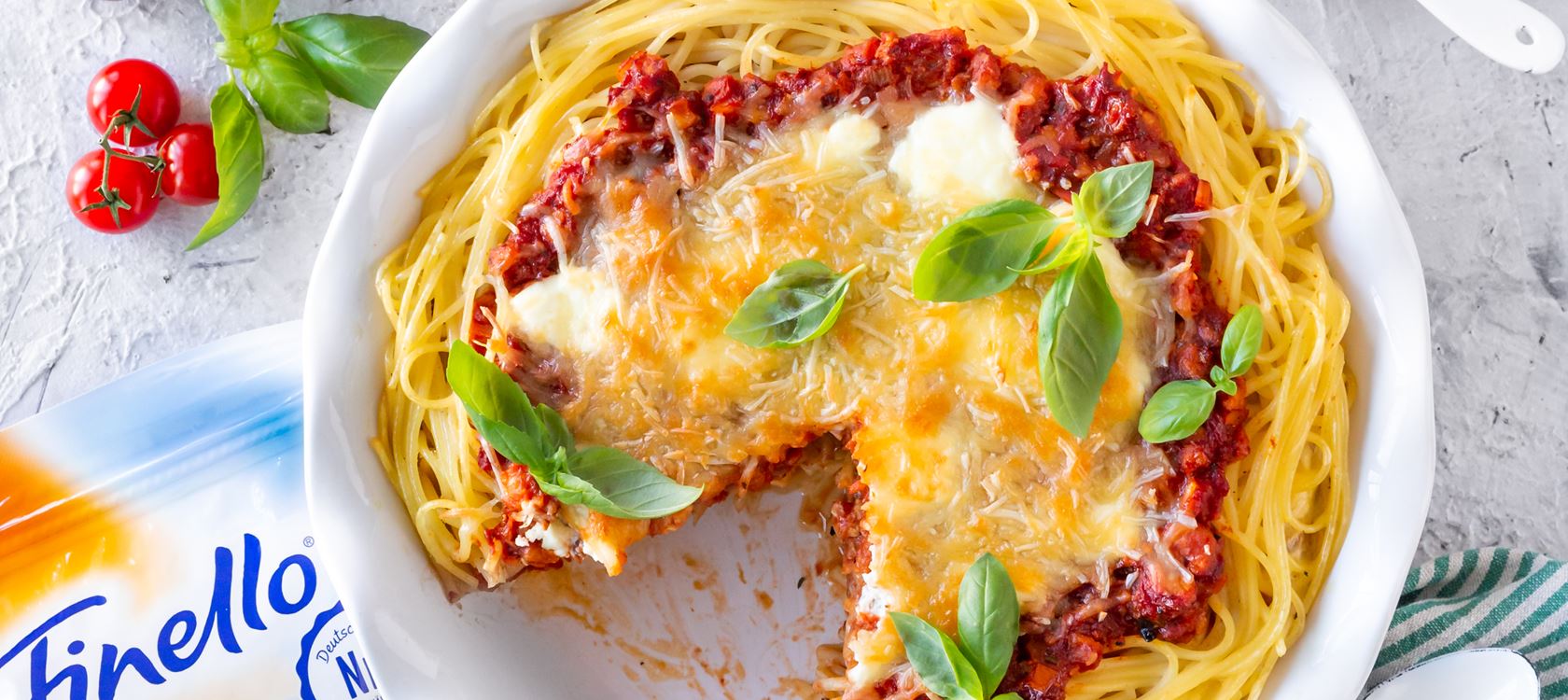 SPAGHETTI-AUFLAUF MIT VEGETARISCHER BOLOGNESE UND KÄSE von Nicest Things