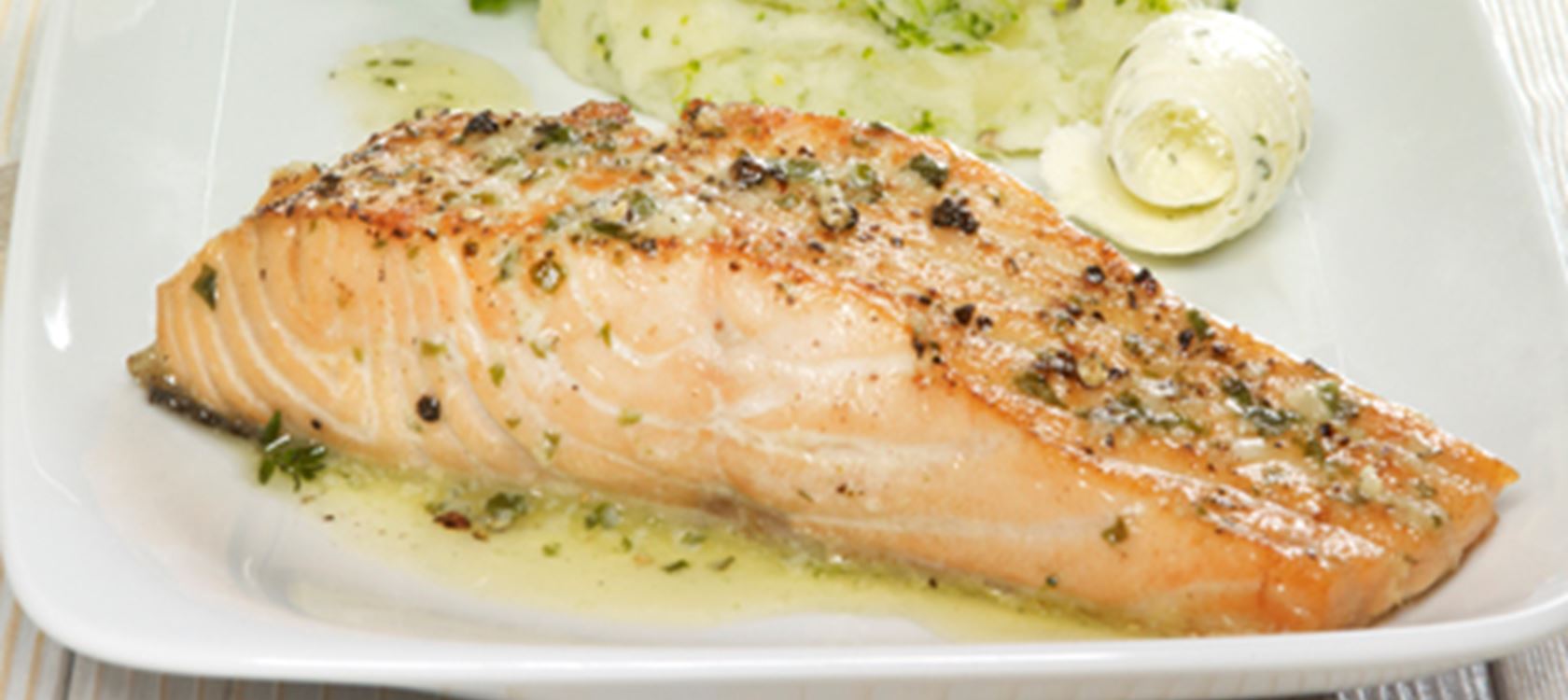Lachsfilets mit Kartoffel-Brokkoli-Stampf