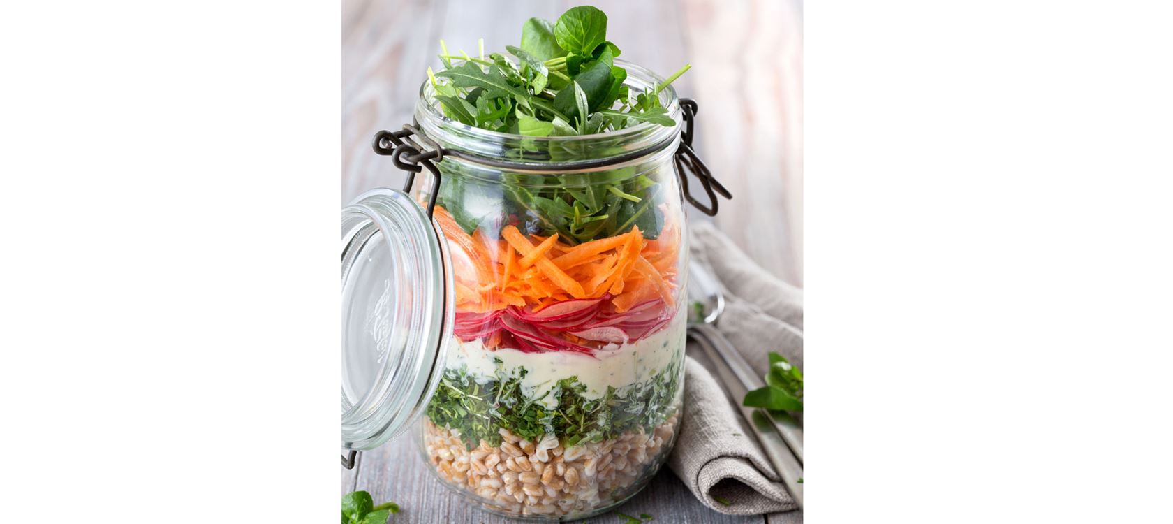 Bürosalat mit Arla® Skyr Aprikose-Sanddorn-Dressing