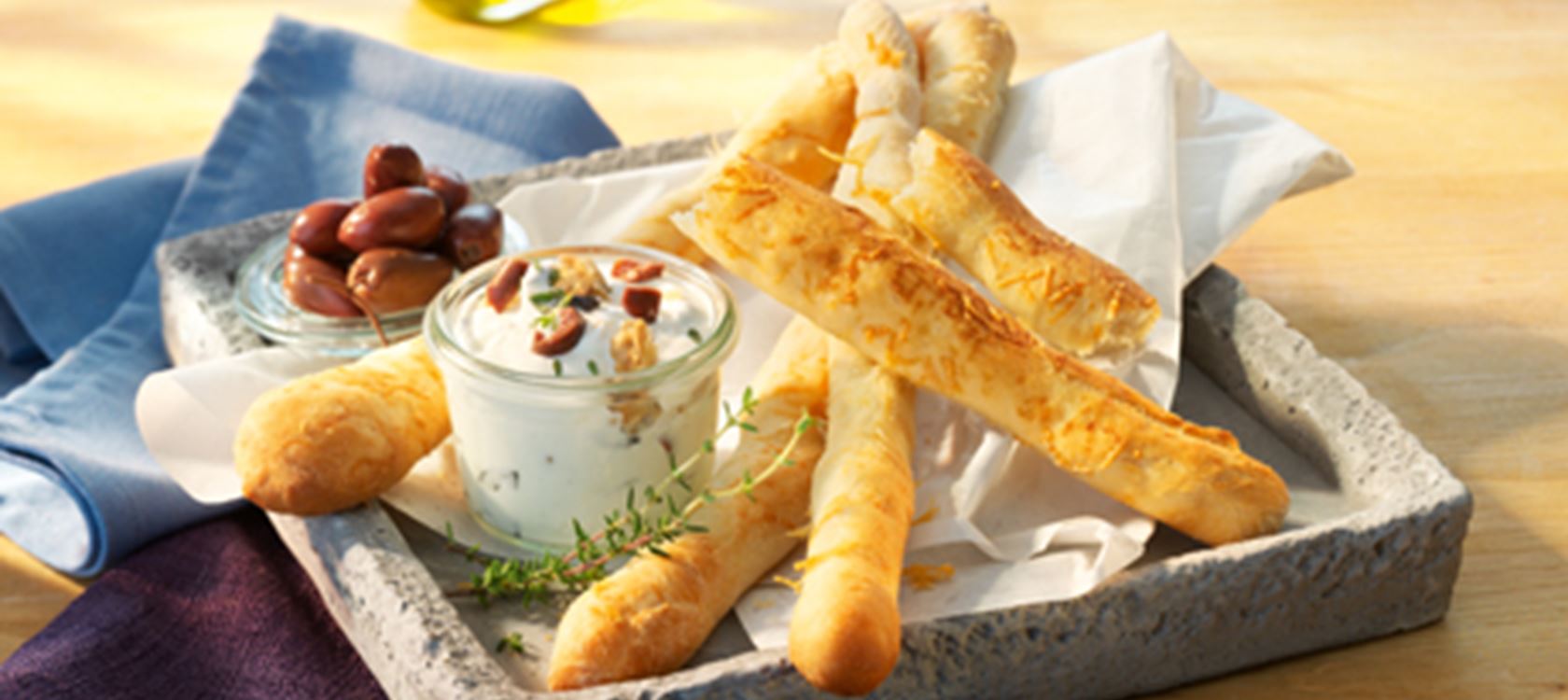 Oliven-Ziegenkäse-Dip zu Grissini